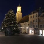 Weihnachtsbaum und Weilheimer Kirche