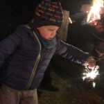 Natürlich gab es wieder ein Kinderfeuerwerk am Neujahrstag. Außer Fontänen und Bienchen werden die Fliederbüsche mit Wunderkerze bestückt.